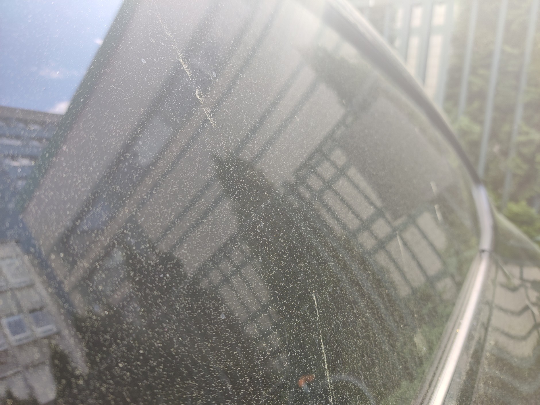 Żółty pył na karoserii i we wnętrzu