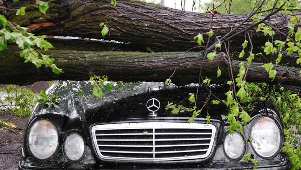Jakie są szanse na odszkodowanie, gdy auto zostanie zniszczone przez wichurę?