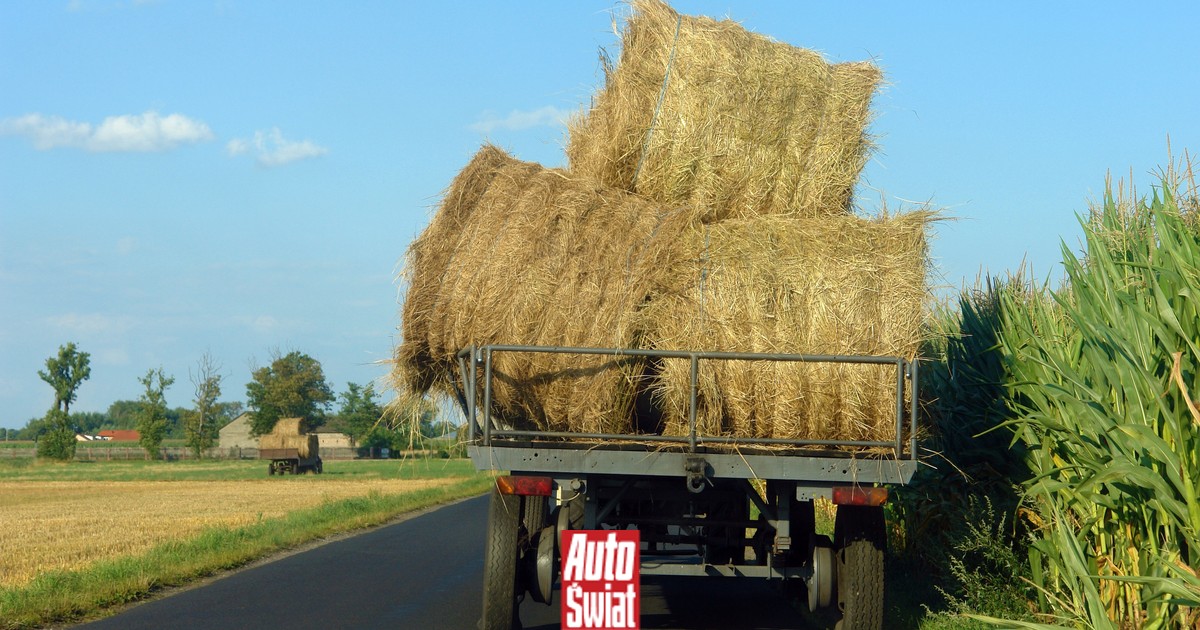 Z naczepy spadły baloty ze słomą i trafiły w motocyklistę. Kierowca może się nie wypłacić