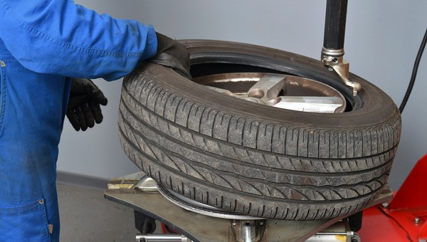 Jeździsz w lecie na oponach zimowych? Koniecznie to przeczytaj.