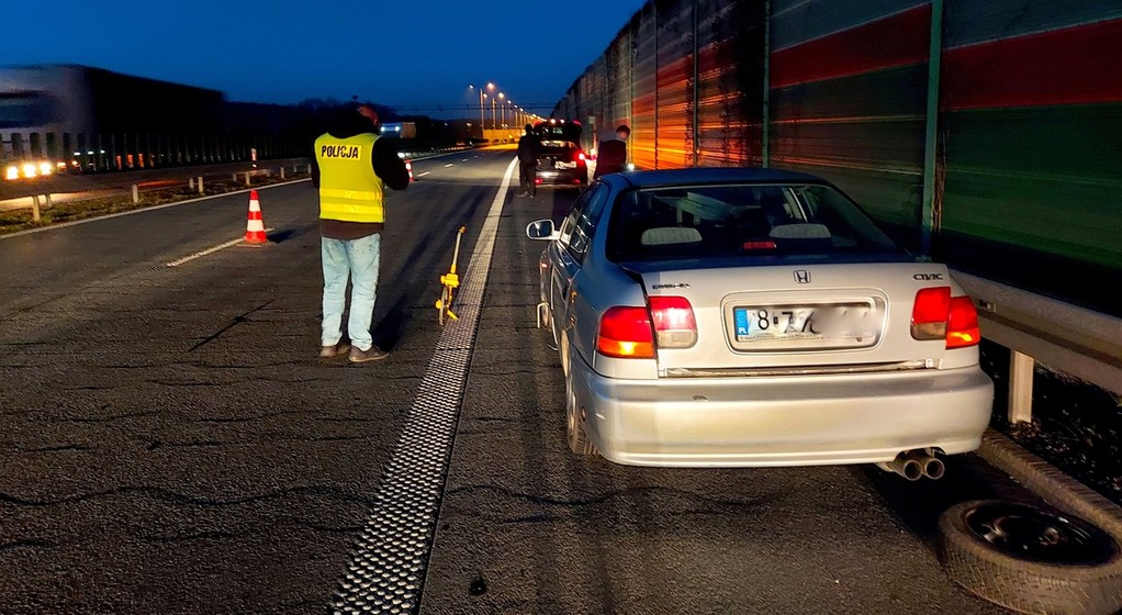 Podczas wymiany opony został potrącony na drodze szybkiego ruchu