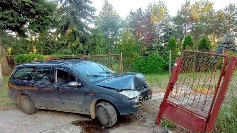 Pijany kierowca uderzył w bramę