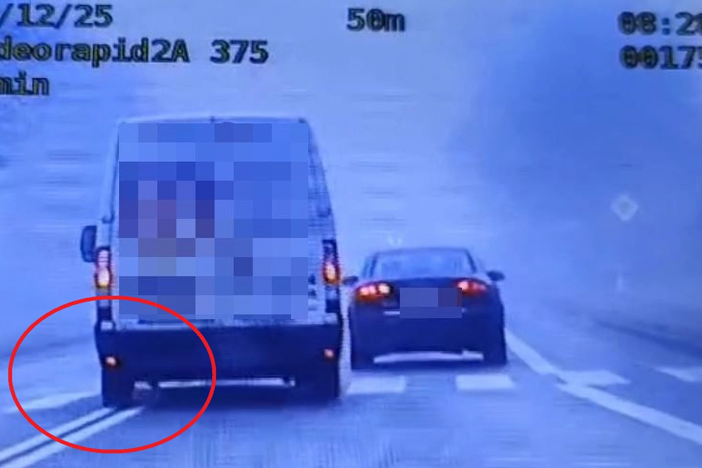 Kierowca busa zrobił to tuż przed przejściem. Na oczach policjantów. 1500 zł i 15 pkt