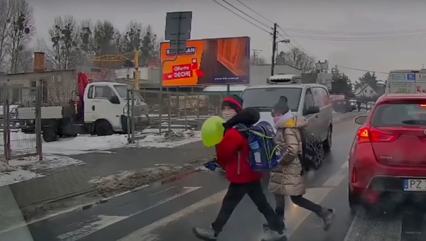 O włos od tragedii. Dzieci prawie potrącone na przejściu dla pieszych [Nagranie]