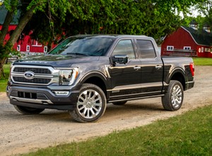 Fordy F-150 i Transity zniszczone w wypadku kolejowym