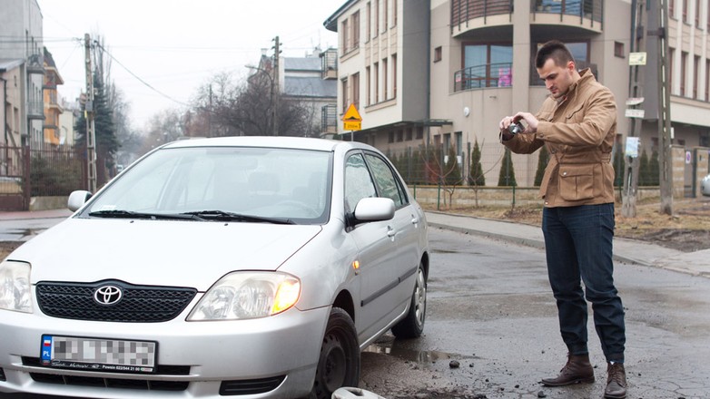 Uszkodzenia po wjechaniu w dziurę
