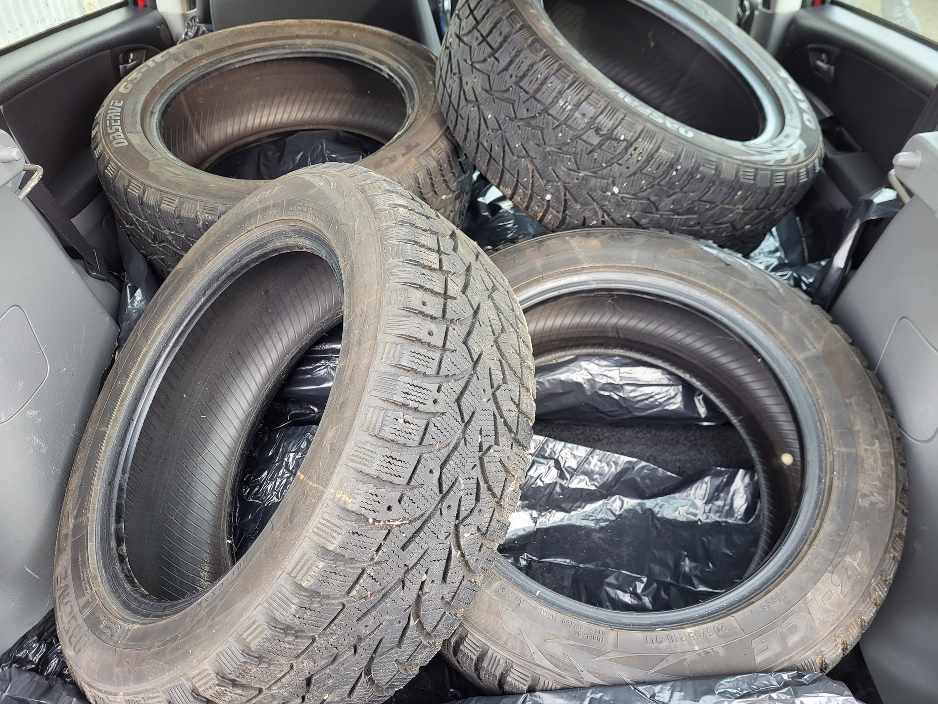 Używane opony zimowe z rynku skandynawskiego, co zdradzają ślady po wyjętych kolcach