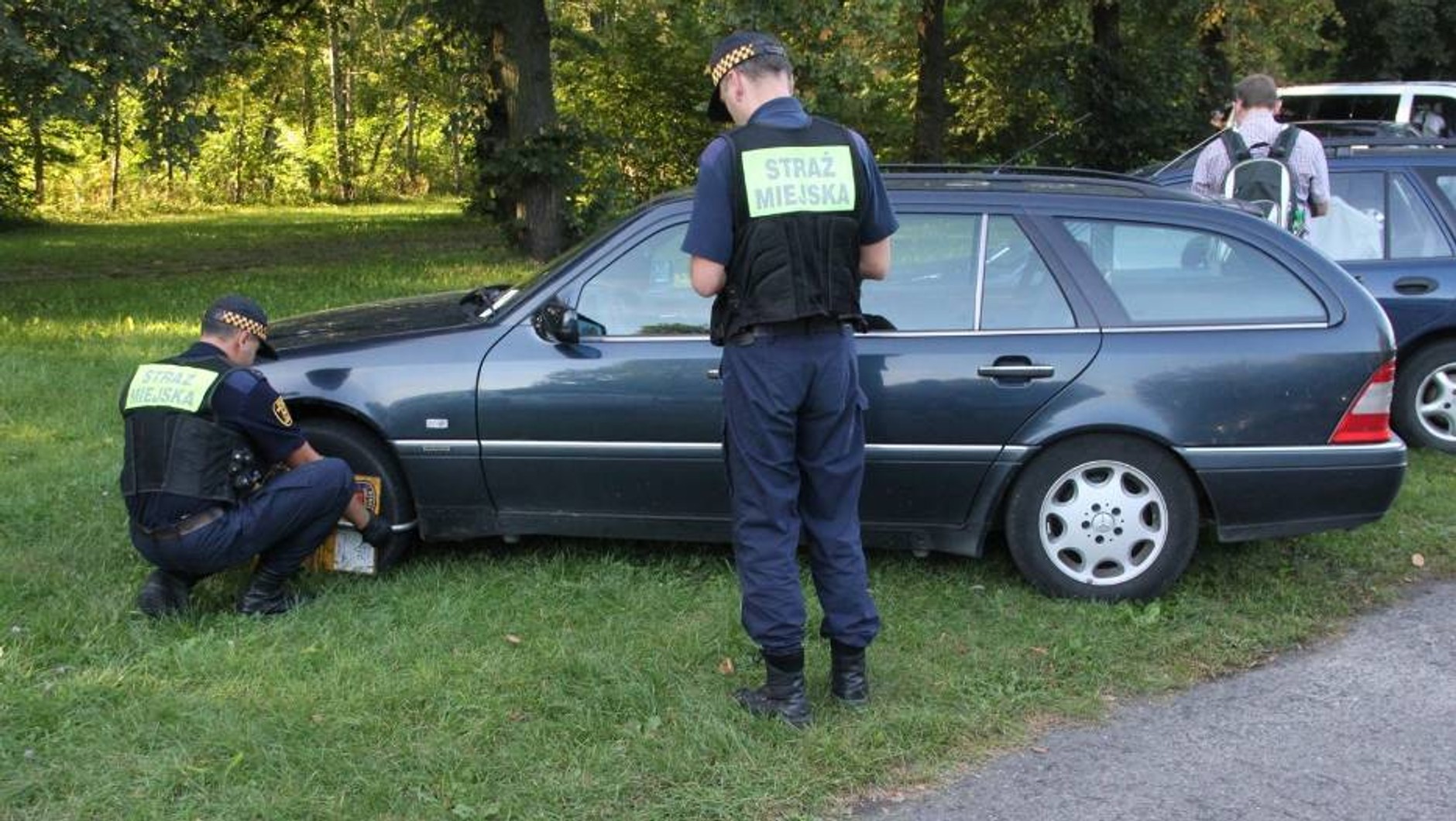 Parkowanie na trawniku kończy się interwencją straży miejskiej
