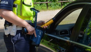 Podarł koszulę policjanta podczas kontroli trzeźwości. Szarpanina w Krapkowicach
