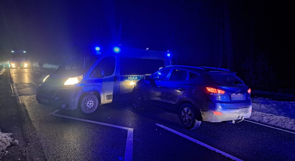 Nastolatek uciekał przed policją samochodem matki. Uderzył w radiowóz