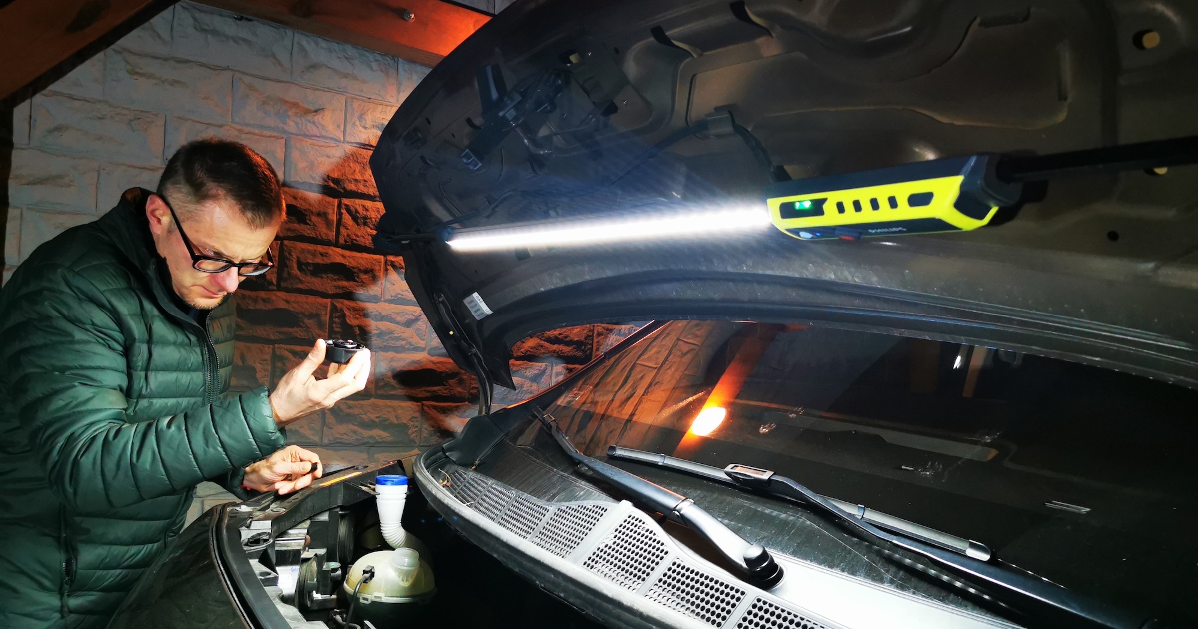 Lampa Philips Xperion 6000 under bonnet