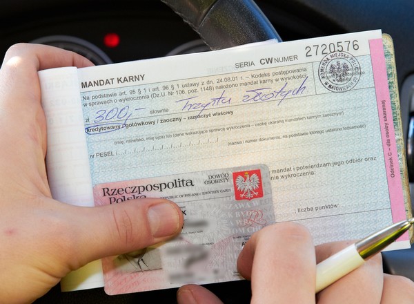 Niesłusznie dostała mandat, ale absurdalne przepisy nie pozwalają go cofnąć