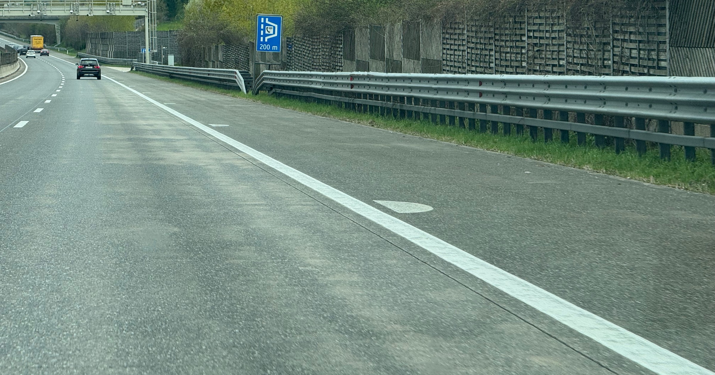 Oznakowanie na drogach Austrii (kropki na drogach), przydatne w przypadku silnej mgły