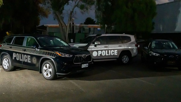 Radiowozy australijskiej policji oklejone specjalną folią. Dopiero w sztucznym świetle widać policyjne oznaczenia. 