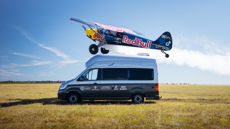 Pilot akrobacyjny Łukasz Czepiela wybrał Volkswagena Grand California