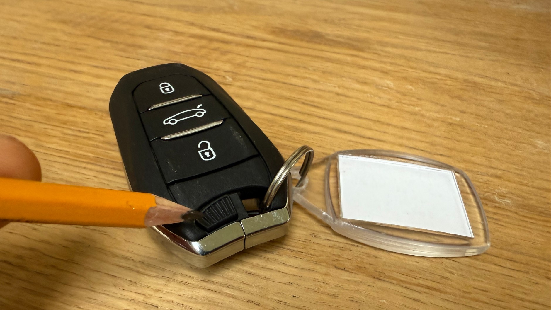 Większość wspołczesnych fabrycznych pilotów samochodowych ma ukryty tradycyjny kluczyk