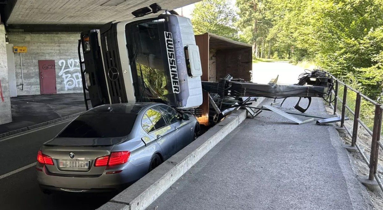 Ciężarowy Mercedes z dźwigiem zahaczył o wiadukt i przygniótł BMW