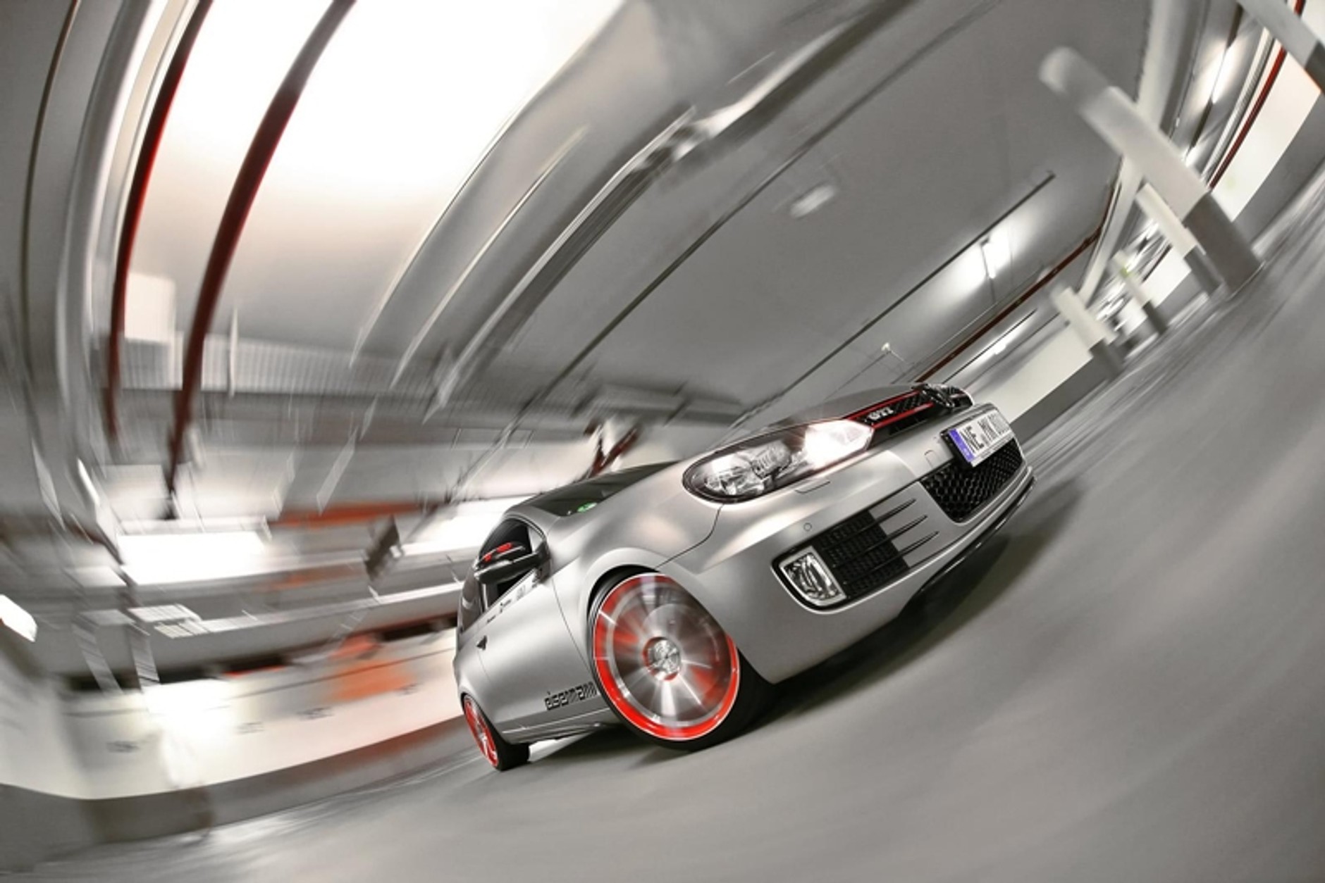 VW Golf GTI ogłusza