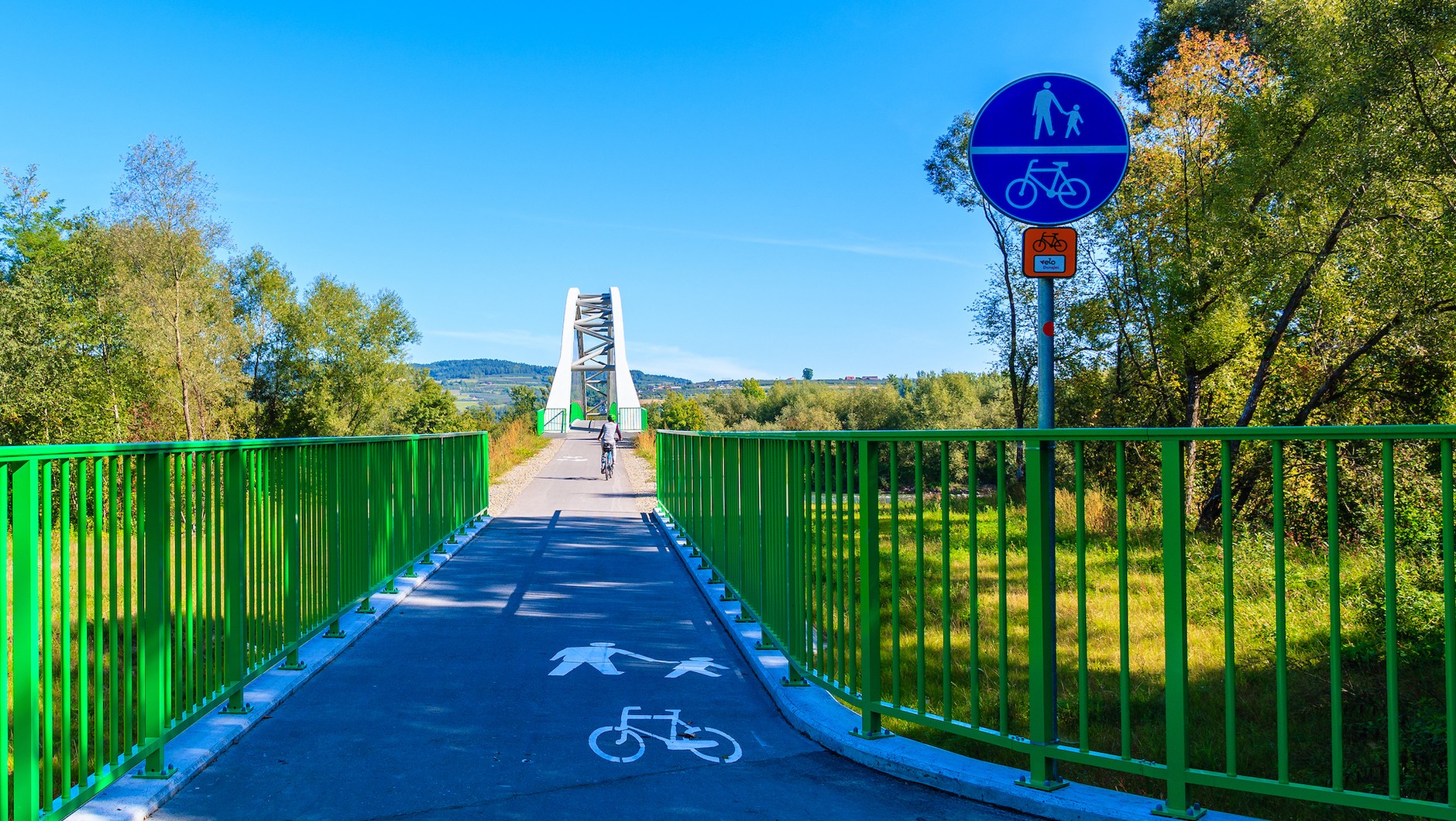 Uwaga, rowerzyści: trzeba jechać wolno i ustępować pieszym!
