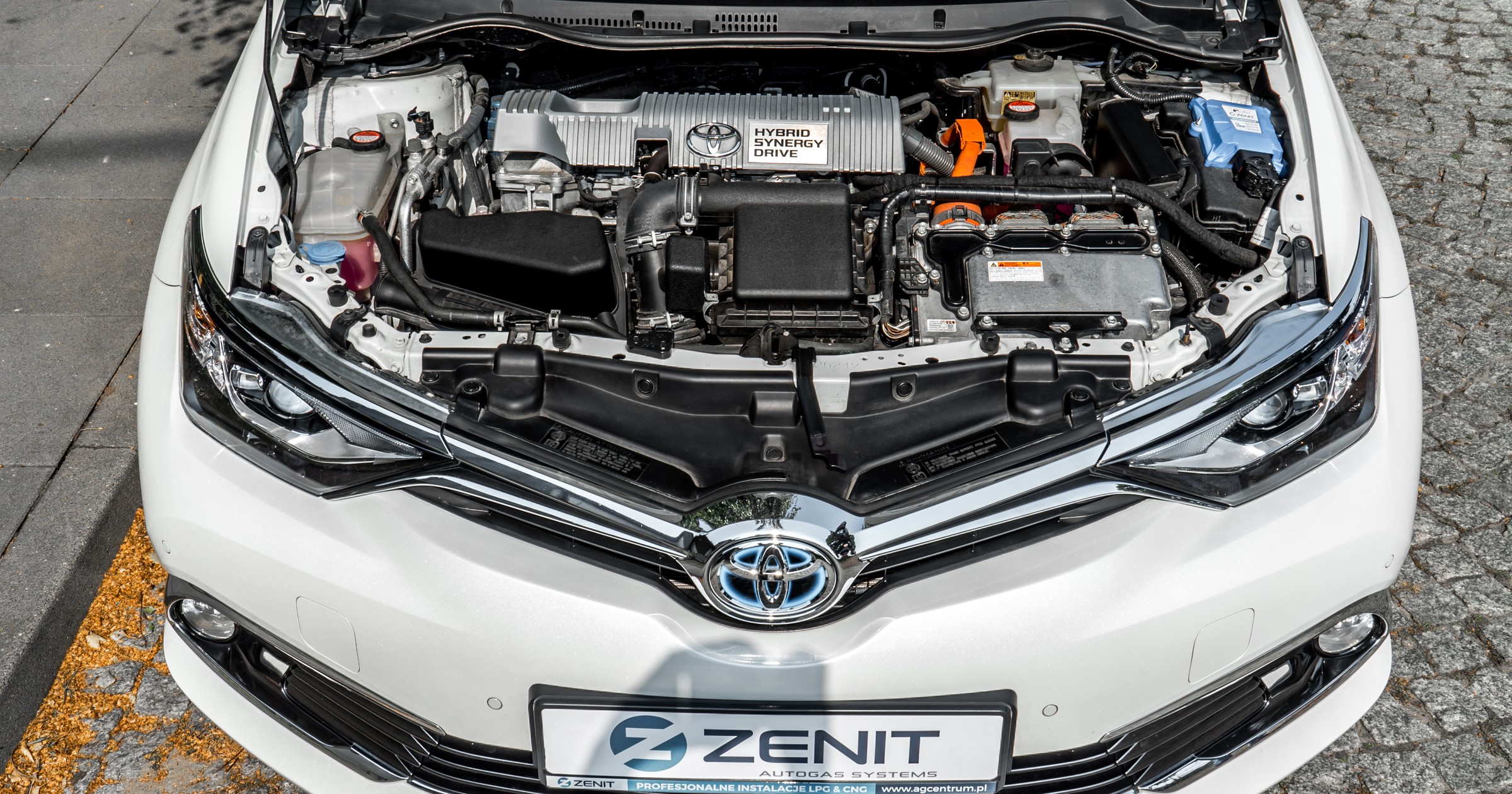 Silnik hybrydowej Toyoty Auris z instalacją LPG. Po lewej strony komory silnika widać sterownik Zenit. Wtryskiwaczy LPG nie widać – są schowane pod ozdobną pokrywą silnika