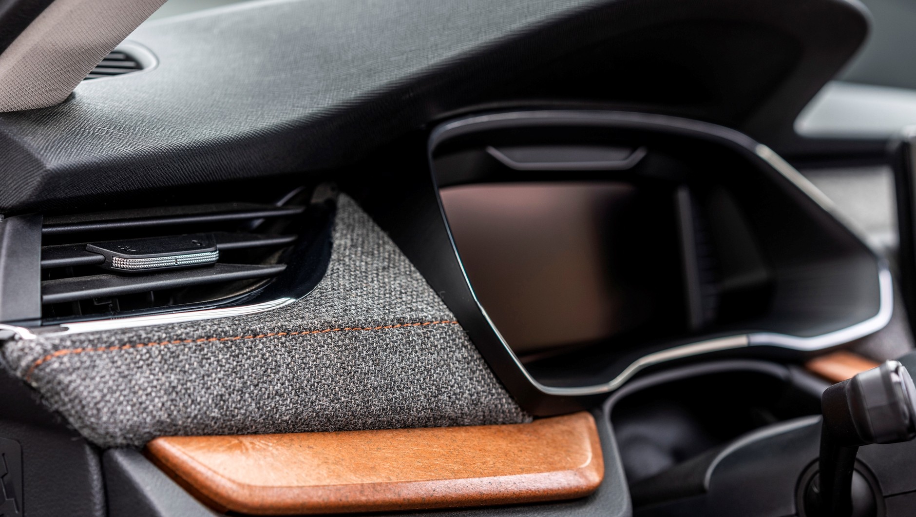 Materiały z recyklingu już dziś znajdziemy w bardzo wielu samochodach. Skoda do barwienia sków wykorzystuje... fusy po kawie. Deska rozdzielcza również ma materiały z recyklingu