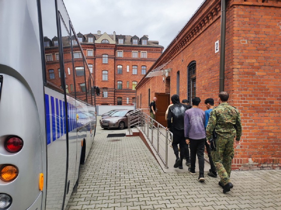 Straż Graniczna odebrała migrantów i pojazd "kuriera"