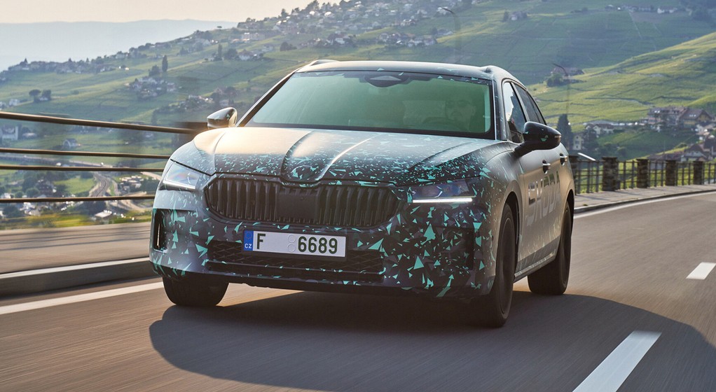 Nowa Skoda Superb w kamuflarzu