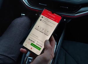 Właściciele starszych telefonów niedługo nie będą mogli zapłacić za autostradę