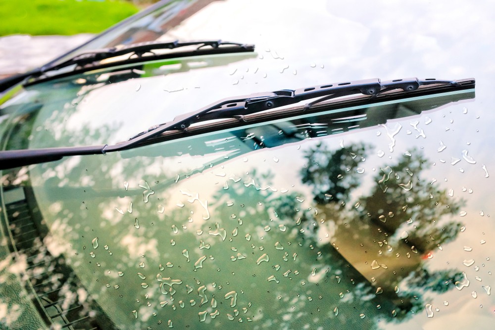 Automatyczne wycieraczki są czymś, co mogłoby nie istnieć i nikt nie zauważyłby różnicy. Kierowca i tak musi ręcznie regulować ich działanie