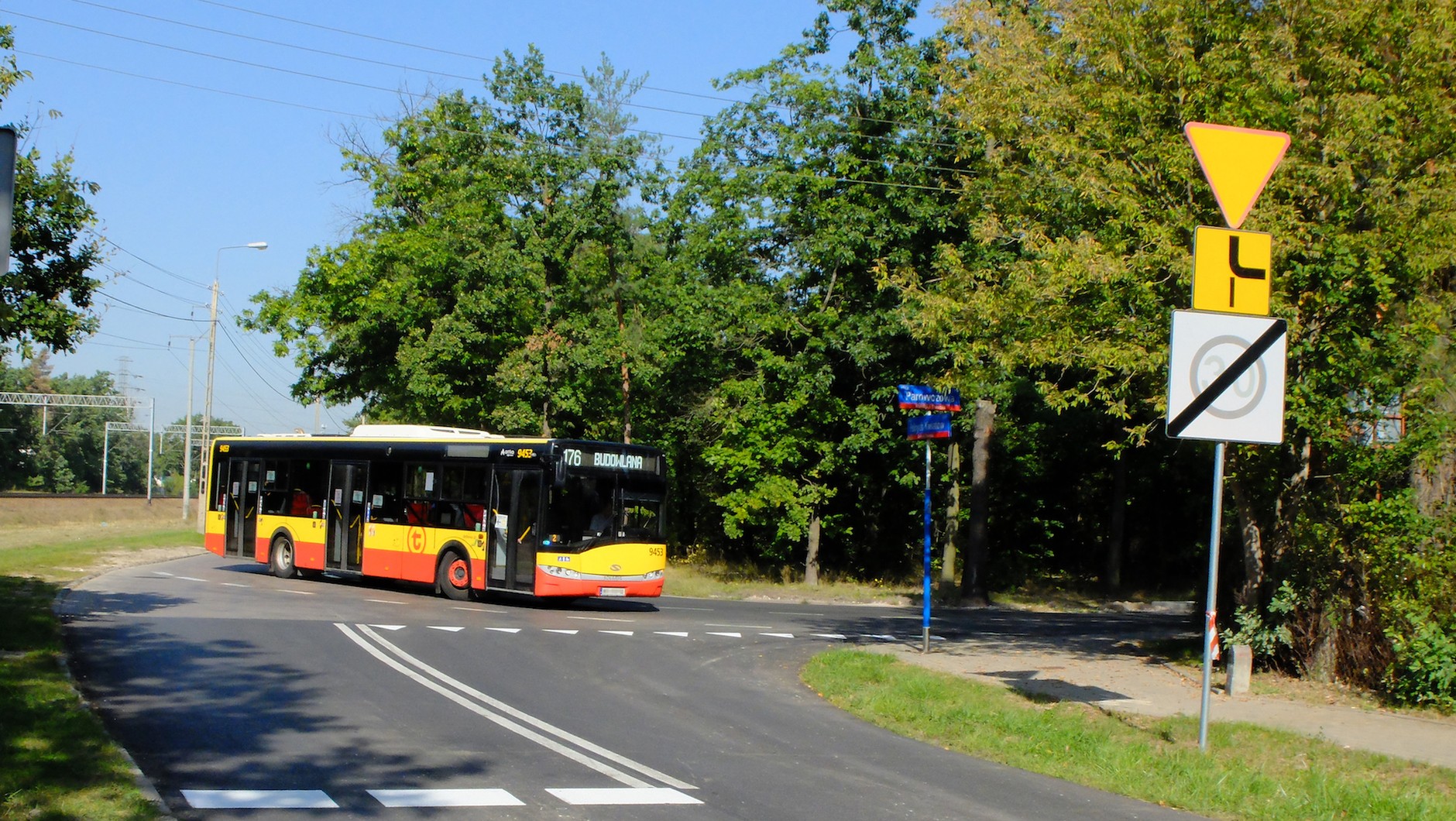 Ten kierowca prawidłowo sygnalizował zamiar skrętu w prawo, choć cały czas podążał drogą z pierwszeństwem
