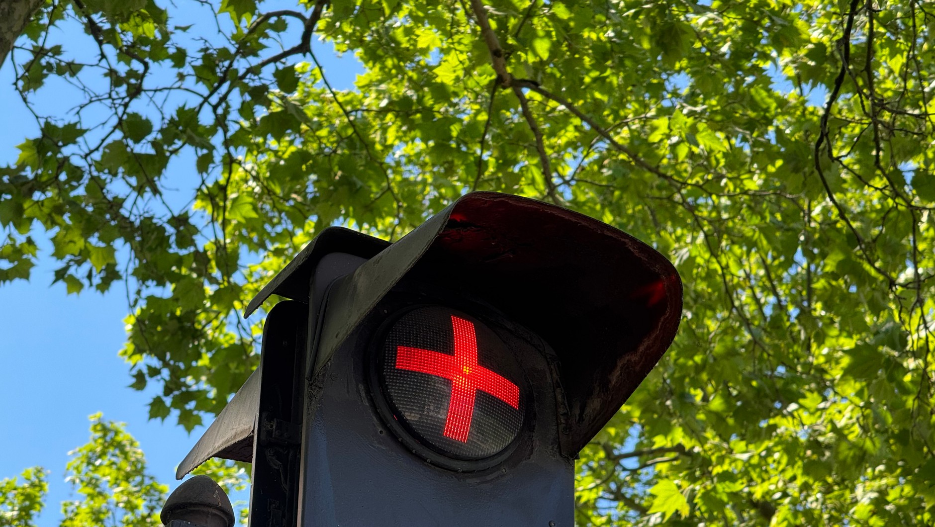 Sygnalizacja świetlna ze świecącym plusem we Francji