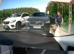 Kierowca Volvo przyłapany. "Szarpał za klamkę, wyzywał od pajaców" [WIDEO]
