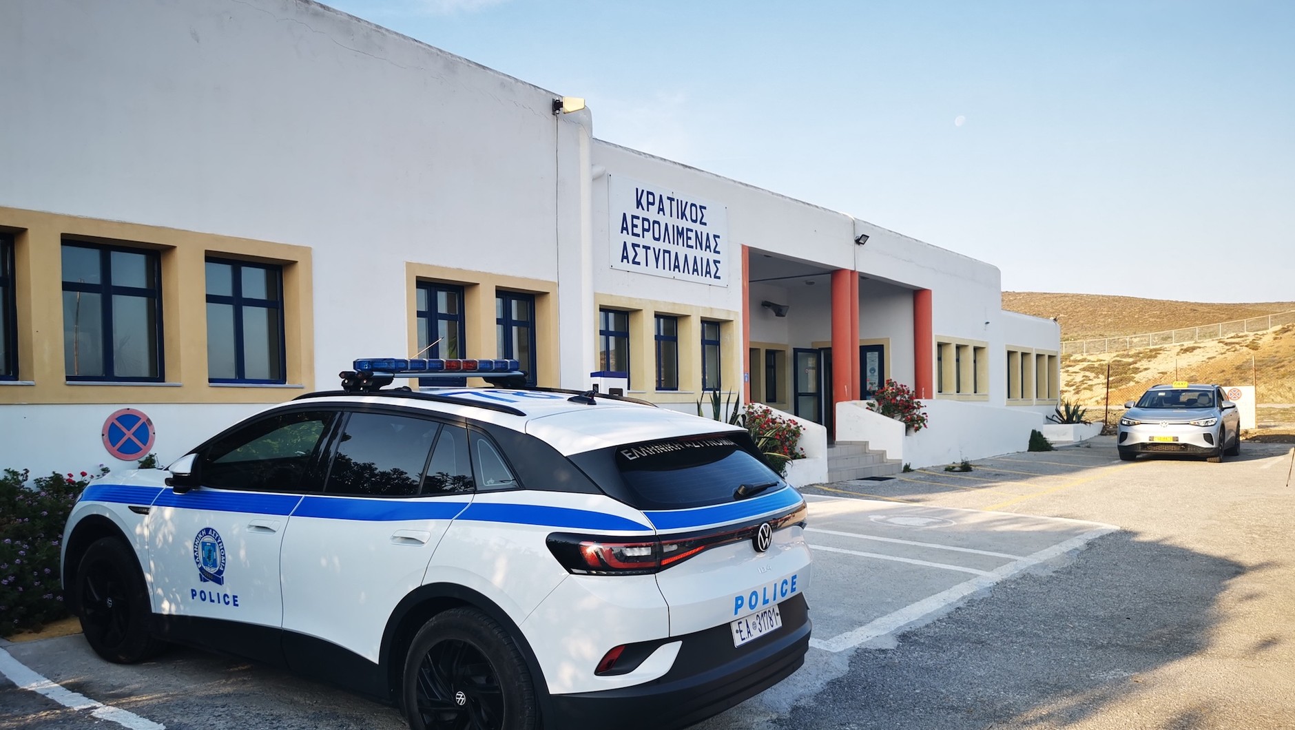 Terminal lotniska w Astypalei. Od około roku tutejsza policja jeździ elektrycznymi Volkswagenami