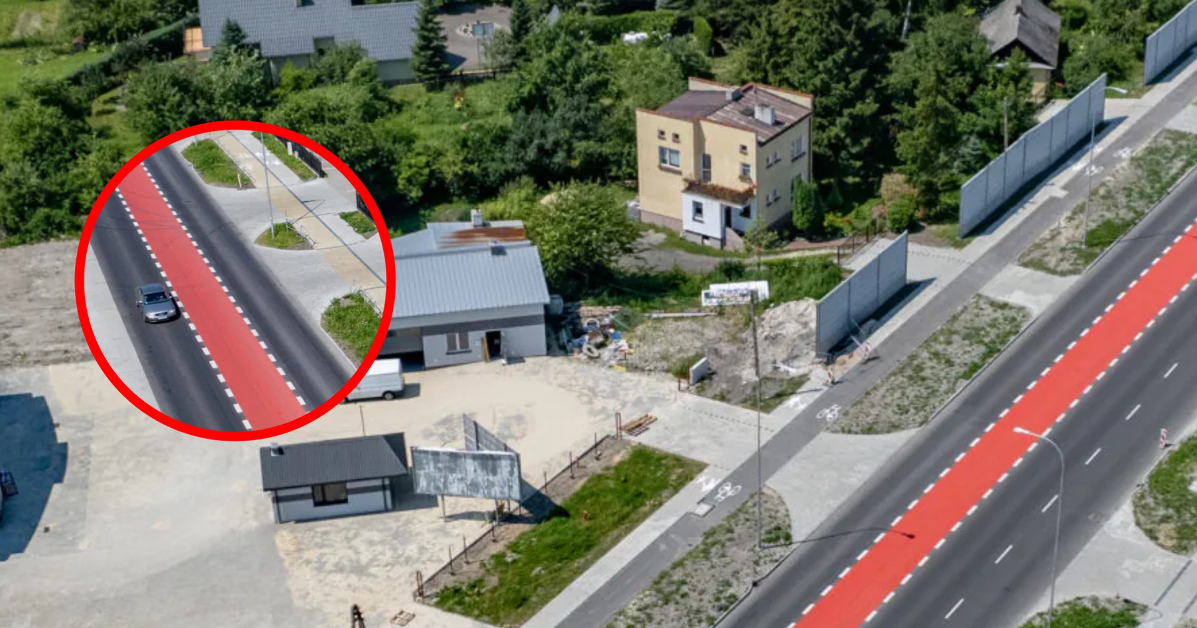 Dodatkowy pas pośrodku drogi ułatwia życie mieszkańcom przydrożnych posesji. 