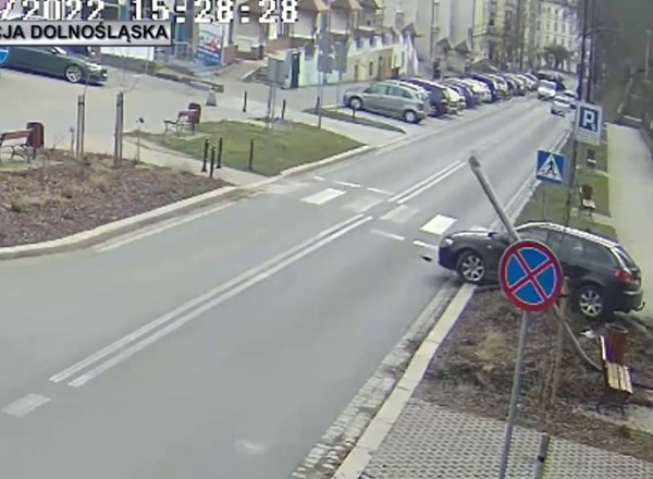Jeden ściął latarnię, drugi próbował ją rozkraść. Policja zatrzymała obu [Nagranie]
