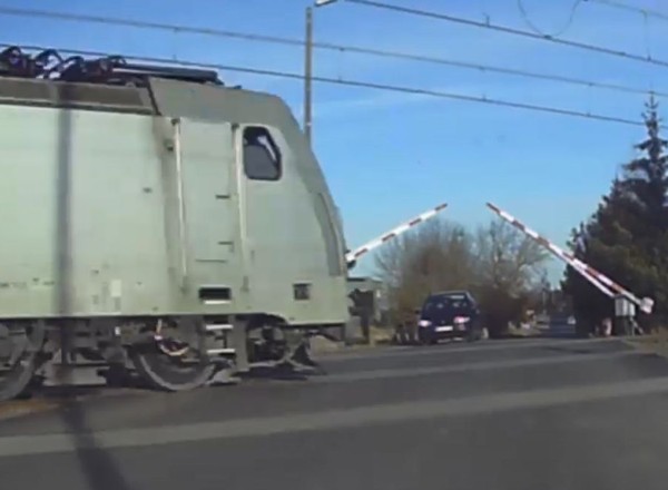 Sekundy dzieliły kierowcę od tragedii na przejeździe kolejowym [wideo]