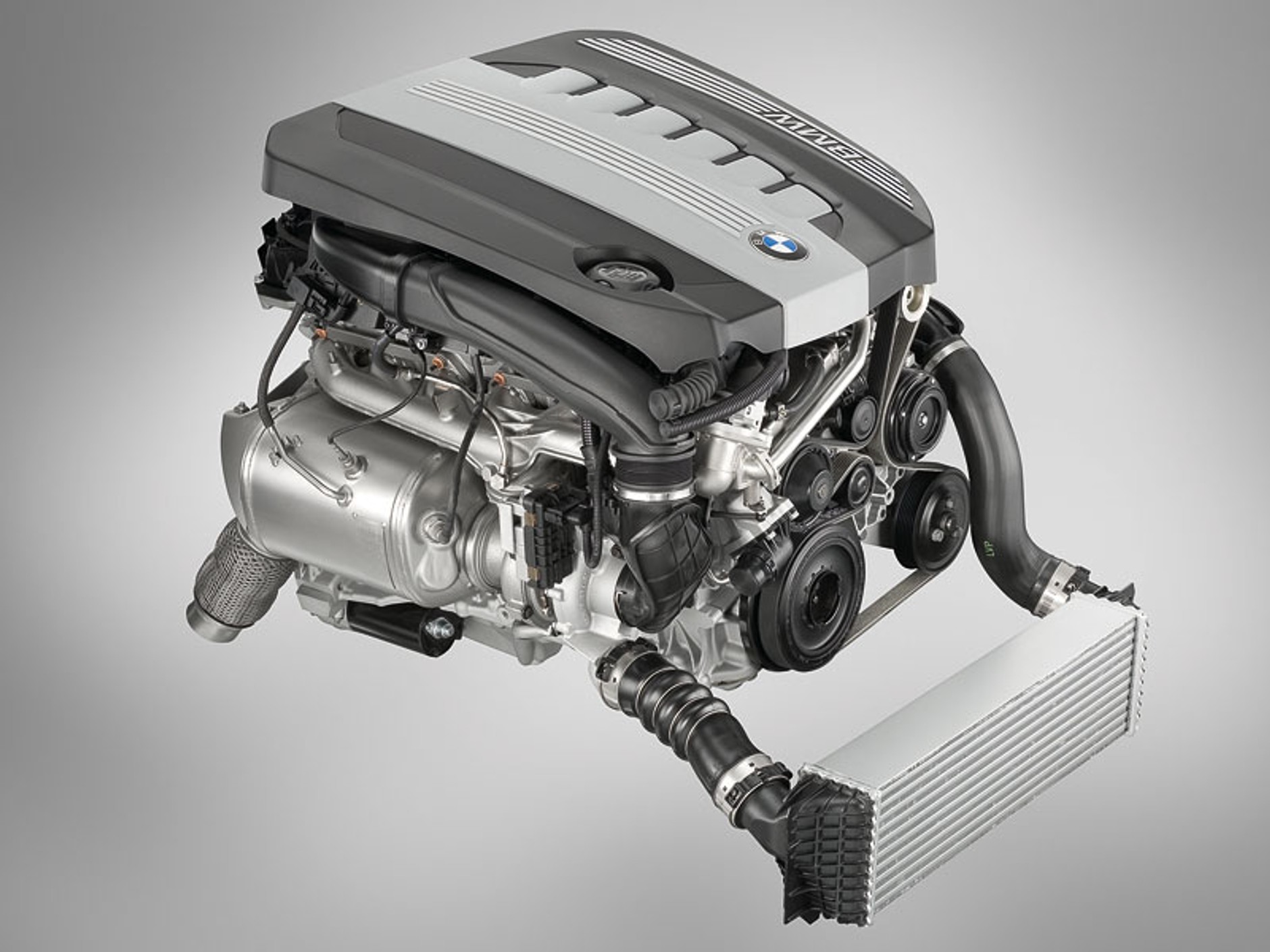 BMW: 740i bez 8-cylindrowego silnika, 750i z dwoma turbosprężarkami