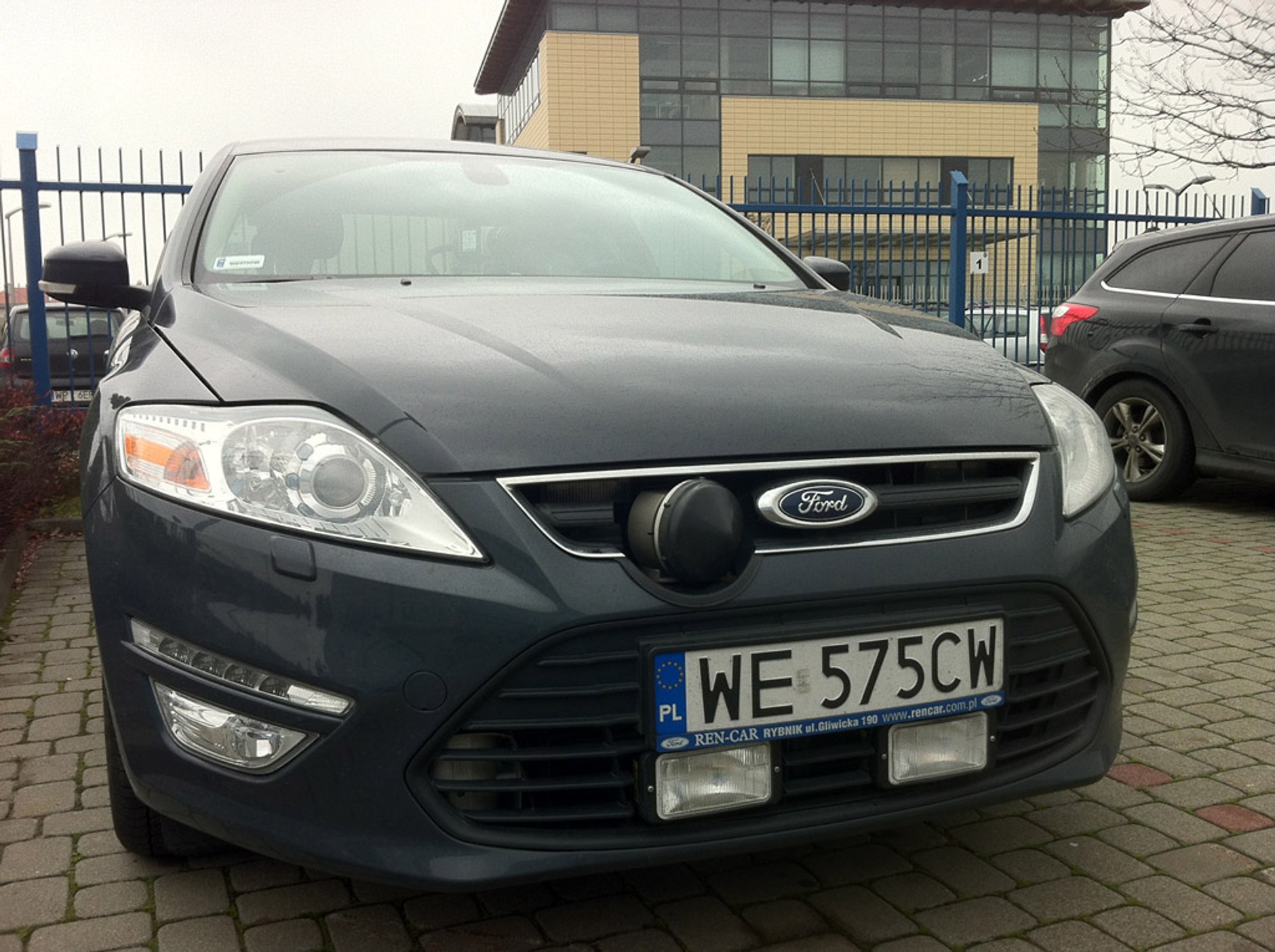 Auto z zamontowanym fotoradarem –&nbsp;głowica znajduje się w grillu, kamera jest za szybą, a lampy, które wyglądają na przeciwmgłowe, to w rzeczywistości flesz do doświetlanbia zdjęć. 