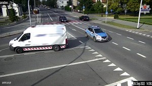 Jechał przez 40 km za radiowozem. Policjanci nie wahali się ani chwili [Wideo]