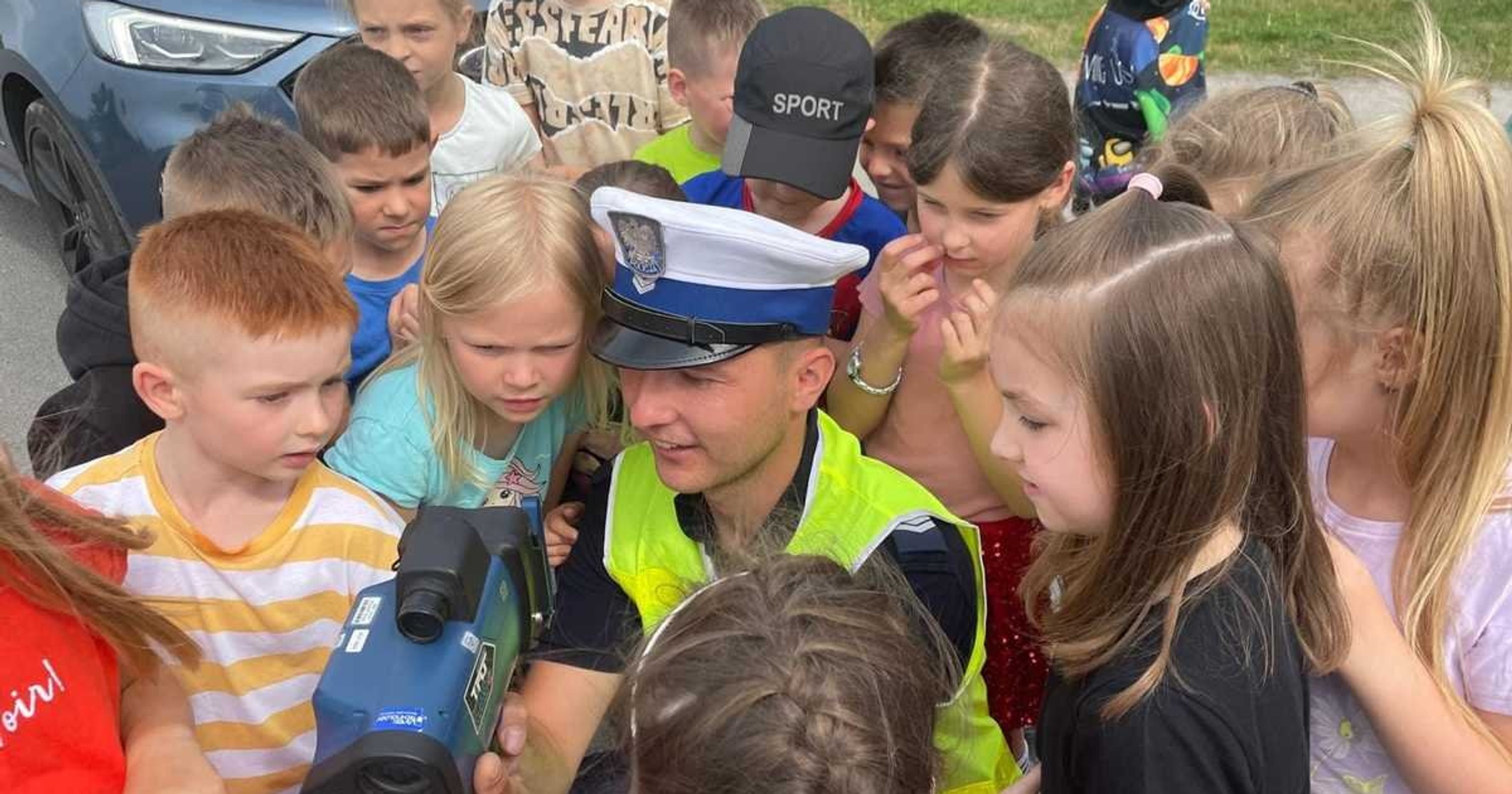 Obraz pochodzący z serwisu https://dolnoslaska.policja.gov.pl/wr1/aktualnosci/biezace-inf/120816,Kwasny-kawalek-cytryny-zamiast-mandatu-to-akcja-olesnickich-policjantow-i-ucznio.html