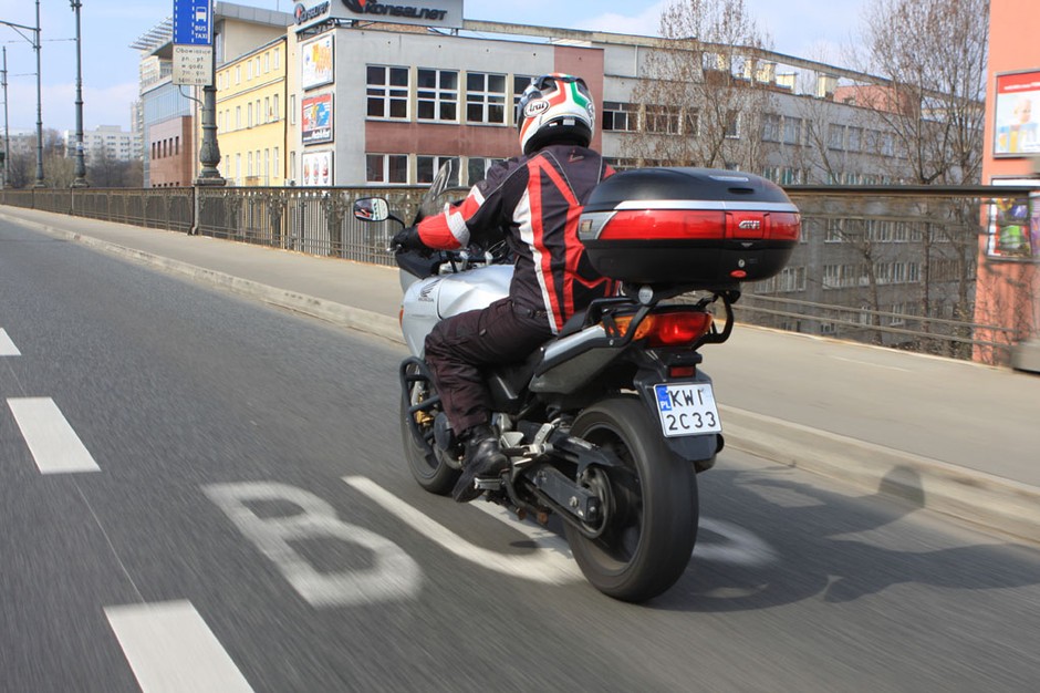 Jak pies z kotem, czyli motocykle kontra samochody