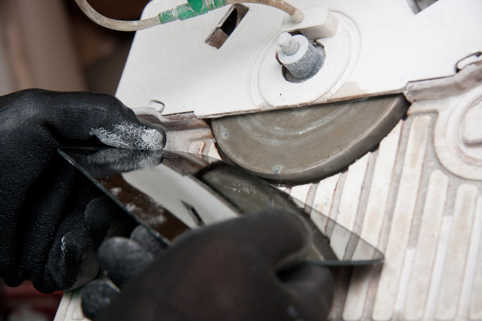 Uszkodzone lusterko: Lepiej naprawiać niż wymieniać