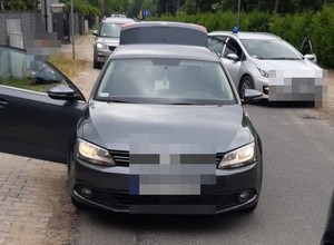 Policjanci zatrzymali na gorącym uczynku trzech obywateli Gruzji. Kradli metodą "na kolec"