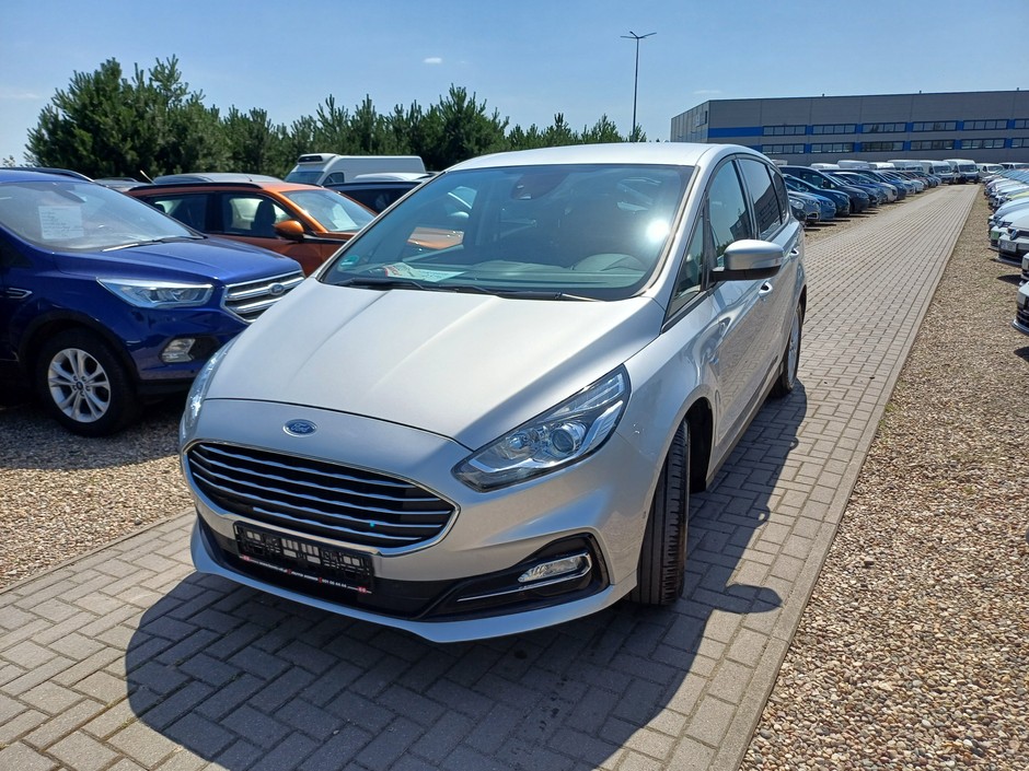 Ford S-Max z Niemiec: przedni zderzak nie jest idealnie spasowany, ale poza tym pierwsze wrażenie robi dobre