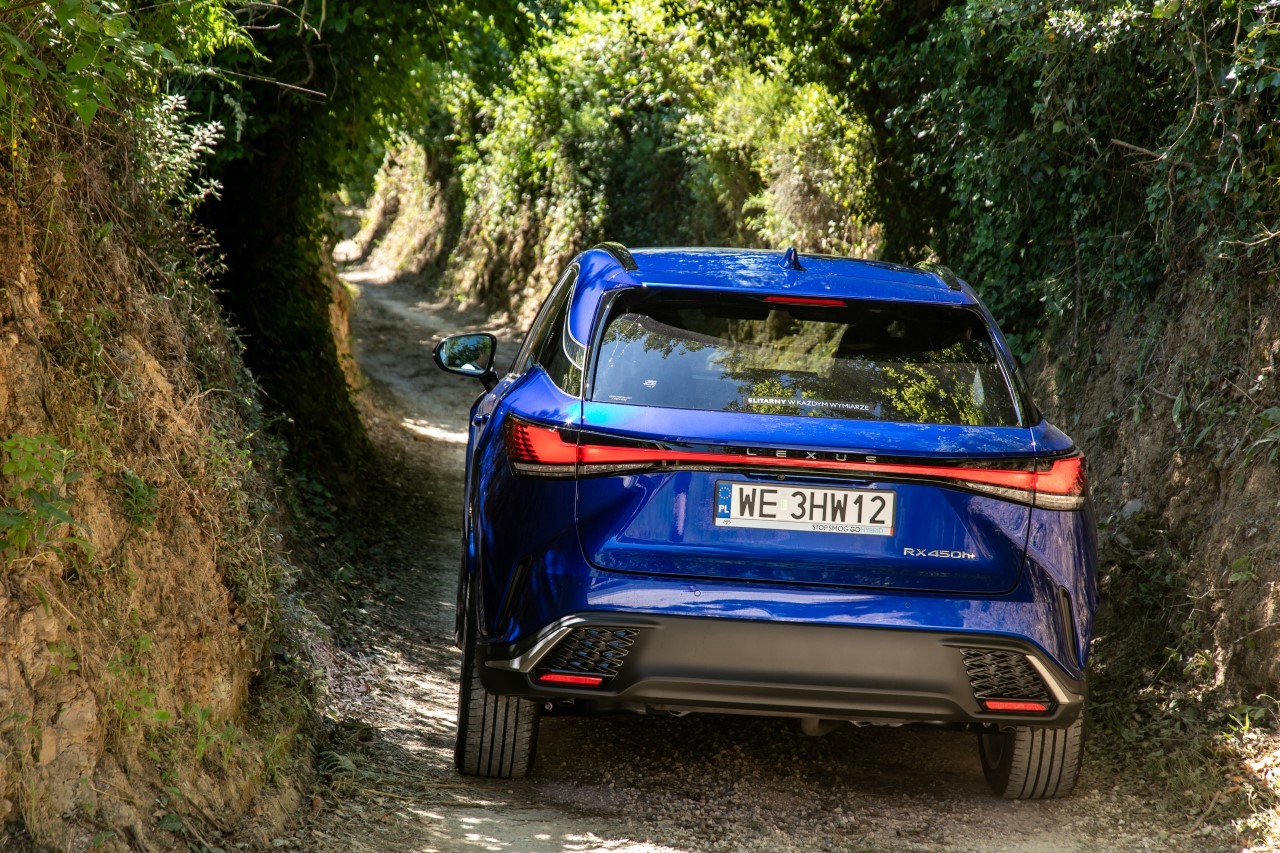 Plug-in daje ciszę i dynamikę jazdy elektrykiem, ale jednocześnie nie wprowadza napięcia w dłuższej trasie