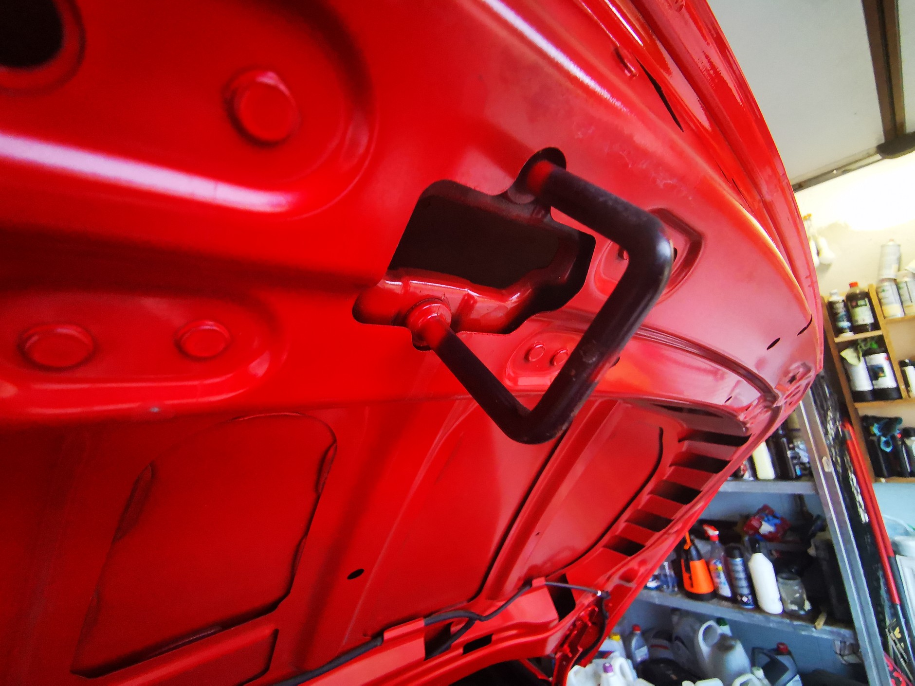 Pomalowany element zamka to niby drobiazg, ale mówi wszystko o standardzie naprawy blacharsko-lakierniczej