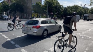 Czy rowerzysta może jechać ulicą, gdy obok jest nierówna ścieżka rowerowa?