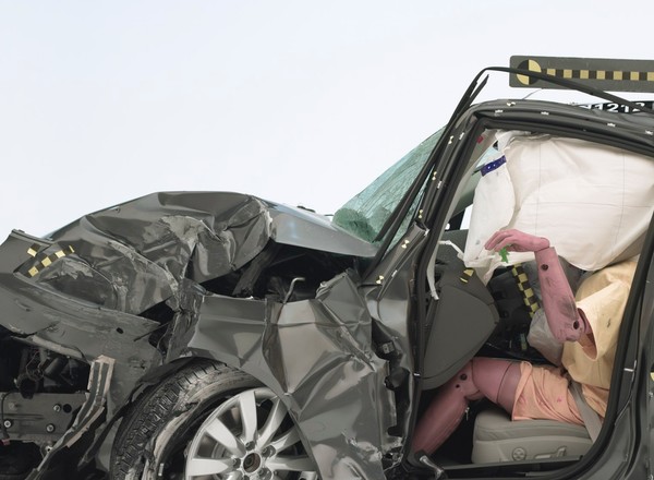 Totalna demolka auta przy 64 km/h