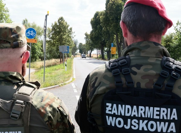 Żołnierze sprawdzają auta przy cmentarzu. Kto ma kamerę cofania, musi ją zakleić