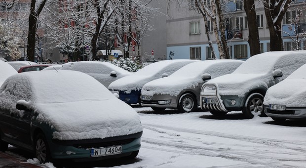 Co grozi za rozgrzewanie silnika na postoju? Mandat, którego chyba nigdy nikt nie dostał
